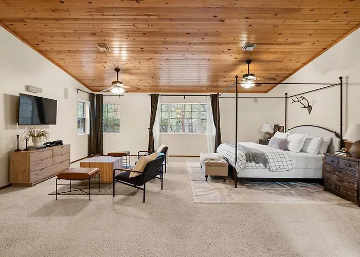 Billy Creek Luxury On The Creek - Sleeps 18!